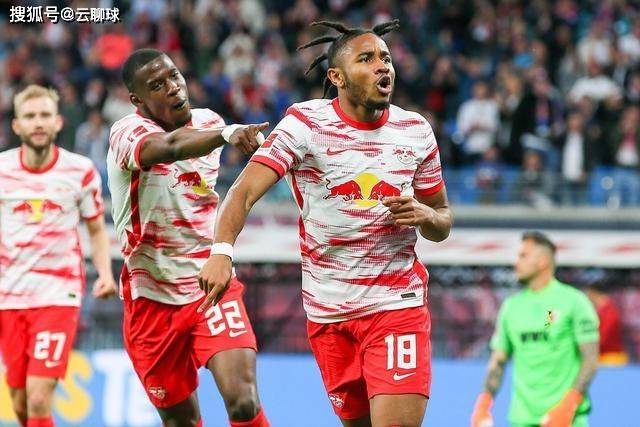 钟鼓和鸣逐绿茵 百面崇阳铜鼓奏响“楚超”咸宁主场